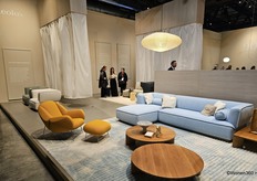 Een blik op de stand van Leolux.